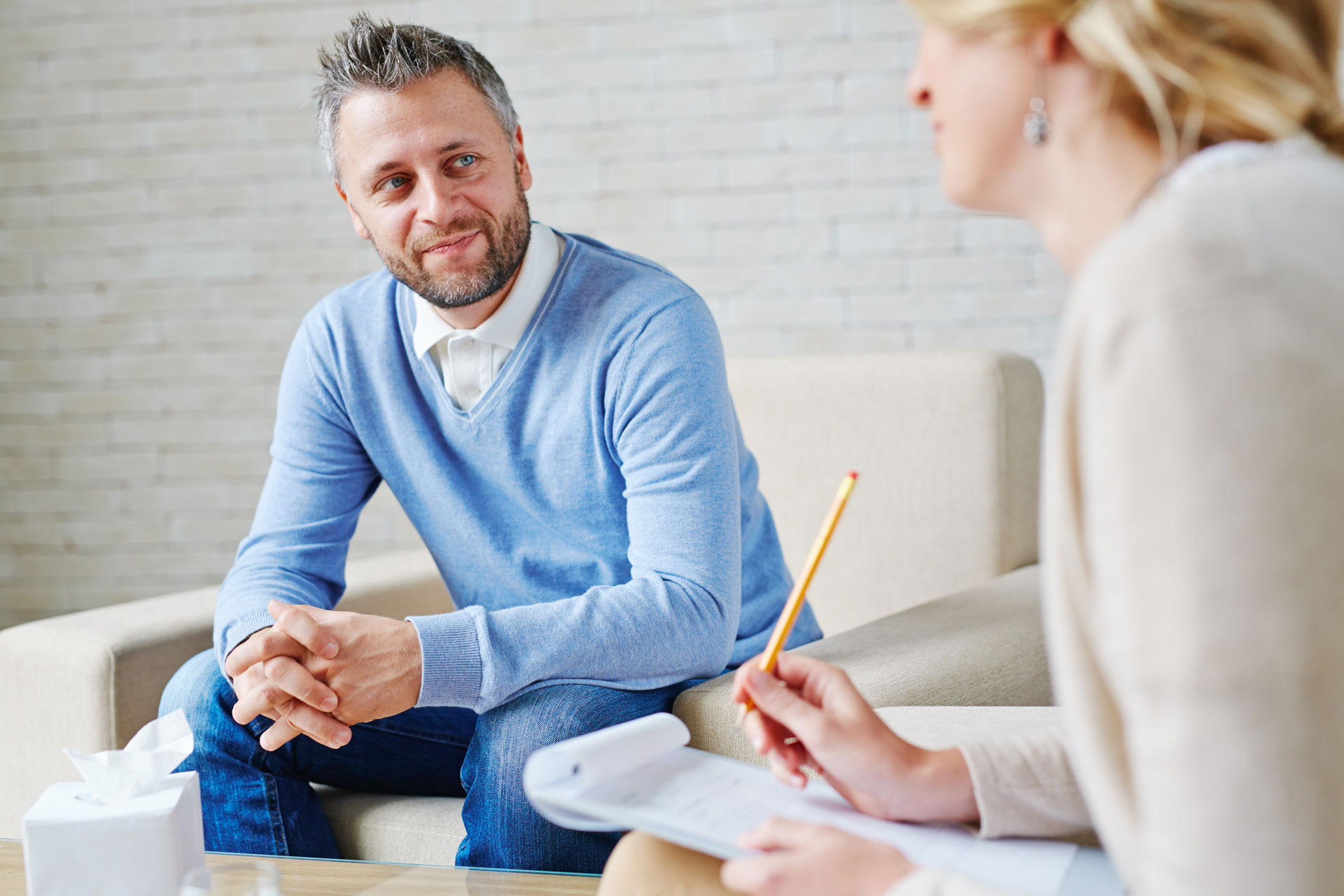 A man consults with a professional discussing oxycodone addiction treatment options