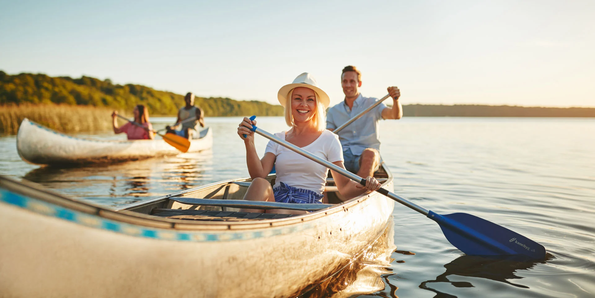 couple canoeing together, enjoying nature as a form of stress disorder treatment